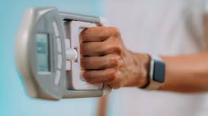 a hand holding a dynamometer